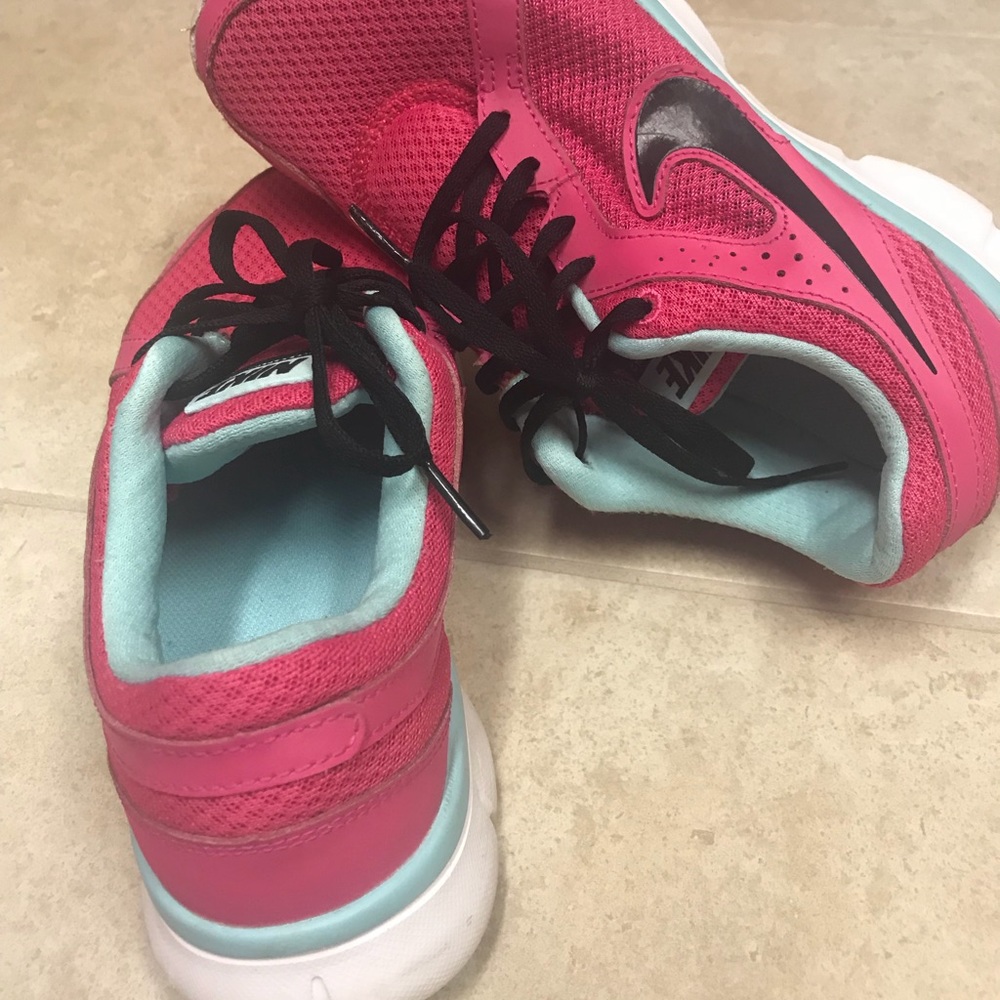 NIKE TENNIS SHOES Size 7 1/2